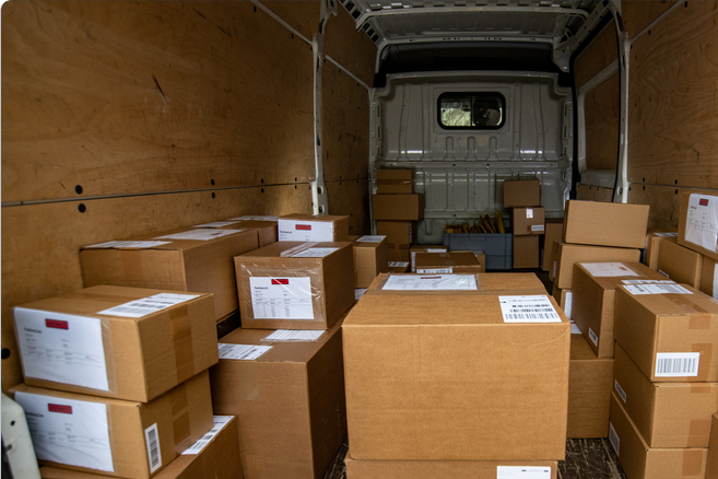 Screenshot 2024-05-12 at 15-07-15 Photos sur le thème Parcels in delivery van par Canva
